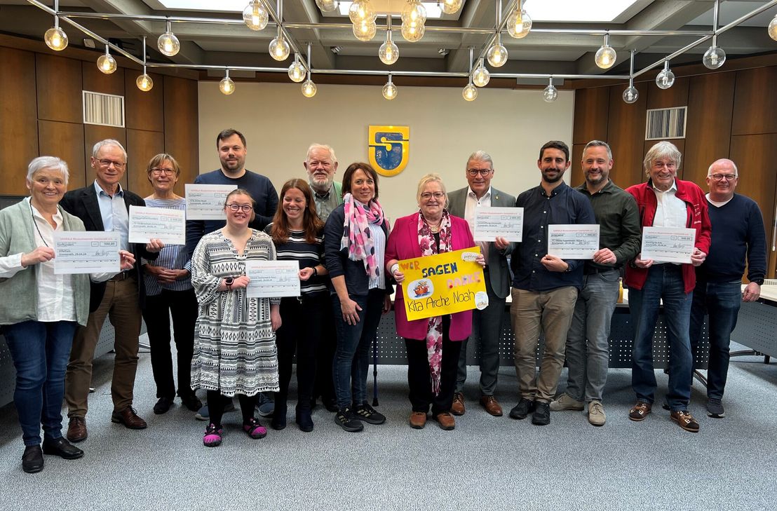 Vertreter von sieben Vereinen und Institutionen aus der Gemeinde Simmerath oder solche, die sich im gemeindegebiet engagieren, nahmen Spenden des Museumsvereins »Sakrala« aus Huppenbroich entgegen - insgesamt stolze 7000 Euro, die aus dem Erlös des Hobbykünstlermarktes stammen.