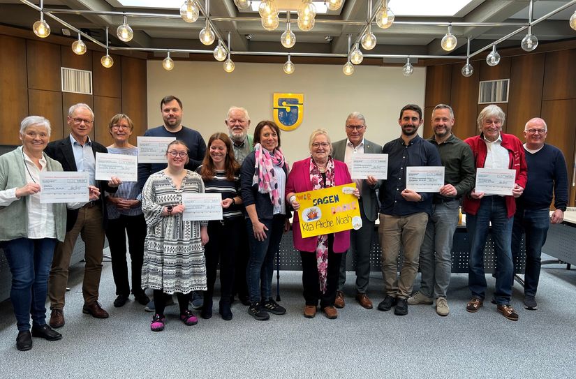 Vertreter von sieben Vereinen und Institutionen aus der Gemeinde Simmerath oder solche, die sich im gemeindegebiet engagieren, nahmen Spenden des Museumsvereins »Sakrala« aus Huppenbroich entgegen - insgesamt stolze 7000 Euro, die aus dem Erlös des Hobbykünstlermarktes stammen.