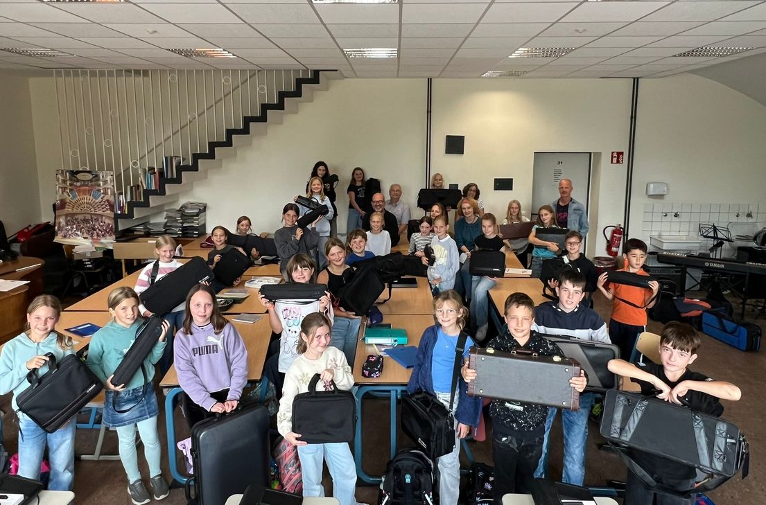 Eine 28-köpfige Bläserklasse wurde am Monschauer St. Michael-Gymnasium eingerichtet - zwei Jahre werden die Schüler von Lehrern der Musikschule Nordeifel an veschiedenen Instrumenten ausgebildet.