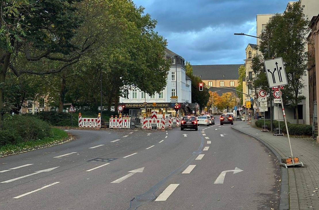 Für die erweiterte Grünfläche am Balduinsbrunnen wird einer der beiden Linksabbiegestreifen aus der Ostallee, der nicht benötigt wird, umgewandelt.