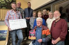 Nicht alle, aber viele Bürger des kleinen Ortes Zehnstelle waren gekommen, um den Heimatpreis der Gemeinde Hellenthal in Empfang zu nehmen.