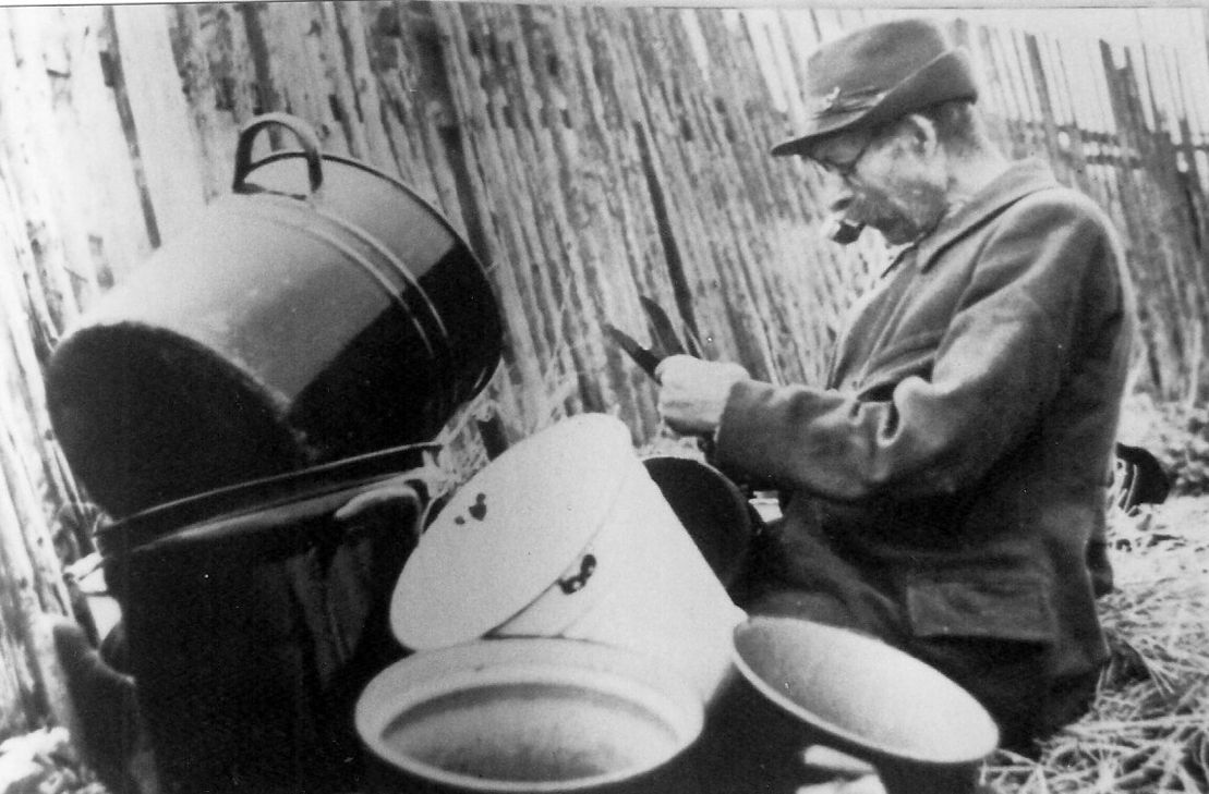 Ein Kesselflicker bei der Arbeit