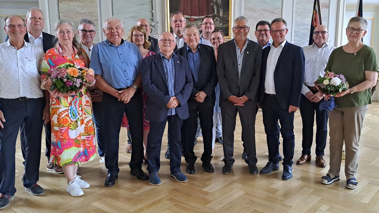 Im Rokokosaal des Kurfürstlichen Palais wurden die Ehrennadeln des Landes von Landrat Stefan Metzdorf (3.v.r.) verliehen.