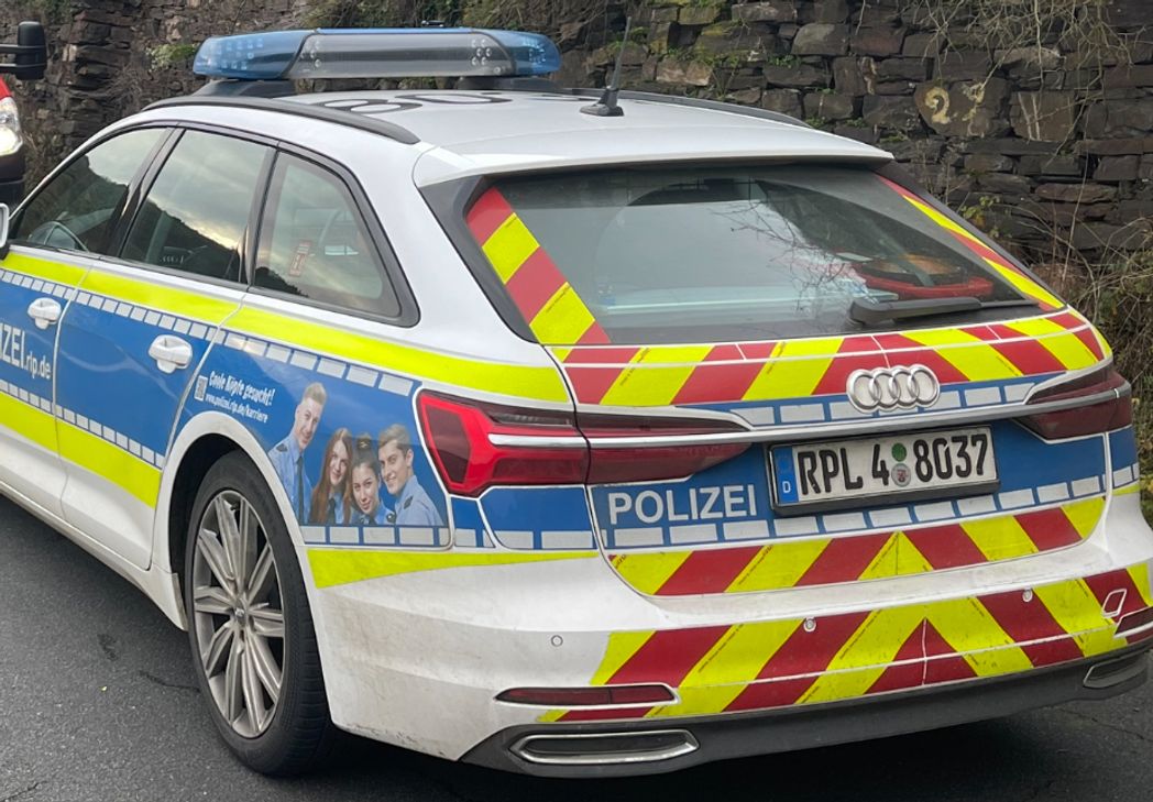 Derzeit fahndet die Polizei nach den unbekannten Tätern.