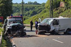 Kurz hinter dem Ortsausgang Igel stießen ein 9-Sitzer und ein Sprinter frontal zusammen.