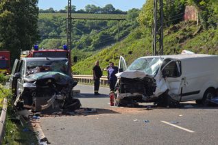 Kurz hinter dem Ortsausgang Igel stießen ein 9-Sitzer und ein Sprinter frontal zusammen.