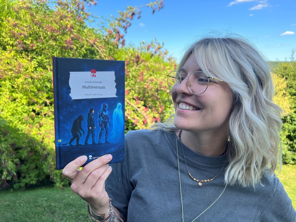 Annika Schneider aus Münstereifel freut sich ihr erstes Buch in Händen halten zu können. 13 Kapitel umfasst ihr Kurzgeschichtenband »Multiversum«.