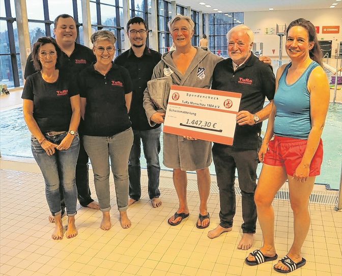 »Iceman« Georg Dreuw übergab 1500 Euro an die Schwimmabteilung des TuRa Monschau.