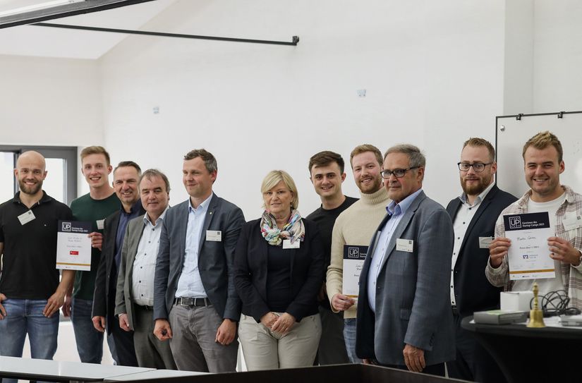 Gruppenbild mit Jury: Die Preisträger des Startup Camps freuen sich über ihren Erfolg.