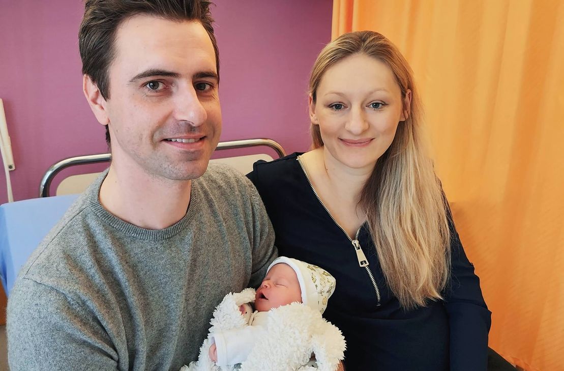 Iwona und Dmitri Spetter sind glücklich über die Geburt ihrer Tochter Nola, die als erstes Kind im hebammengeleiteten Kreißsaal zur Welt kam.             Foto: Sandra Beck