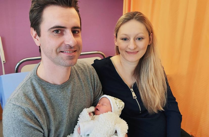 Iwona und Dmitri Spetter sind glücklich über die Geburt ihrer Tochter Nola, die als erstes Kind im hebammengeleiteten Kreißsaal zur Welt kam.             Foto: Sandra Beck