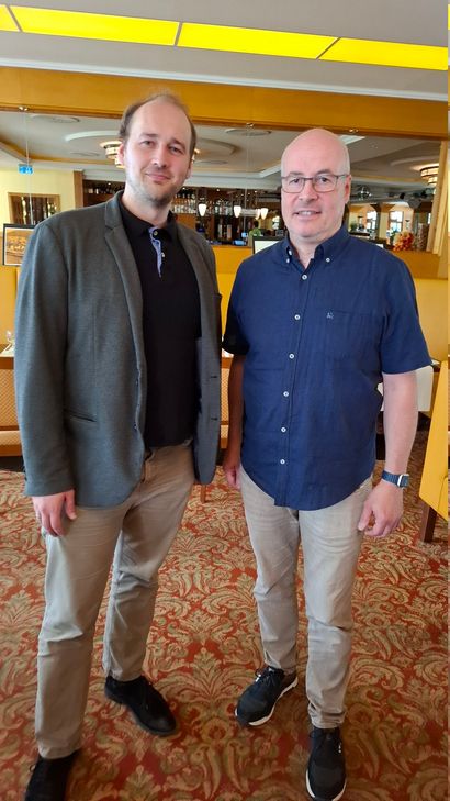 Gourmet-Koch Oliver Bell (rechts) und sein Küchen-Team zaubern ein sechs Gänge-Menü und Vixtor Kaltenberg liefert aus seiner Mosel-Vinothek des Treis-Kardener Edeka-Marktes die passenden Weine.