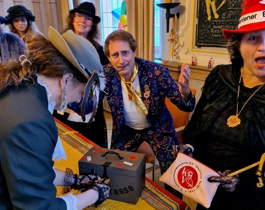 Der machtlose Stadtbürgermeister Roman Bastgen, als die Möhnen die Stadtkasse plündern.