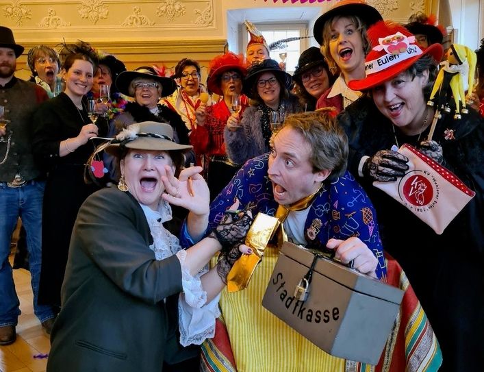 Die Wehlener Möhnen zogen ihn mit der Stadtkasse über den Tisch – auch hier musste er sich ergeben.