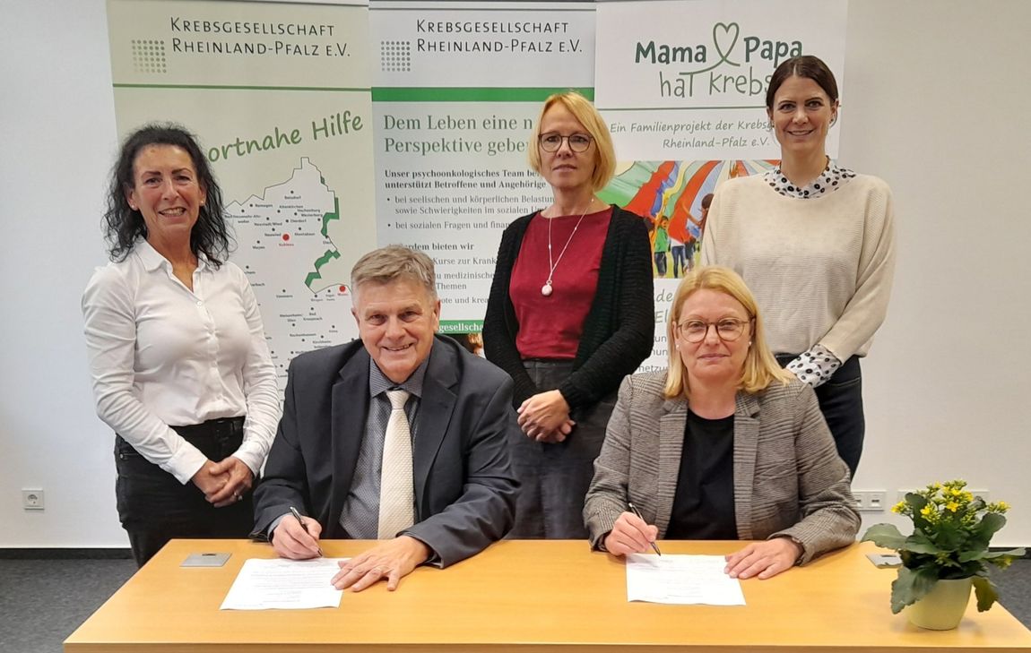 Carlita Metzdorf-Klos, Dienststellenleiterin Informations- und Beratungszentrum Trier, Dr. Thomas Schopperth, Geschäftsführer der Krebsgesellschaft Rheinland-Pfalz, Anna-Maria Kettner, stellvertretende Geschäftsführerin der Krebsgesellschaft Rheinland-Pfalz, Anja Rakowski, Polizeipräsidentin Trier, und Jana Roth , Sozialberatung Polizeipräsidium Trier.