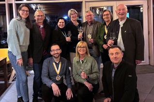 Der verstärkte Vorstand des Weinordens (v. l.): Laura Weber, Gerd Logemann, Kerstin Lüttger, Margit Klein-Forster, Ulrich Hamm, Marion Schmoll, Franz-Xaver Bürkle sowie (vorne kniend): Sven Hoffmann, Michaela Christmann-Bott, Martin Schwarz.