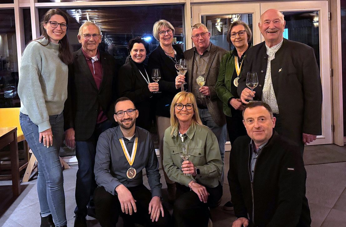 Der verstärkte Vorstand des Weinordens (v. l.): Laura Weber, Gerd Logemann, Kerstin Lüttger, Margit Klein-Forster, Ulrich Hamm, Marion Schmoll, Franz-Xaver Bürkle sowie (vorne kniend): Sven Hoffmann, Michaela Christmann-Bott, Martin Schwarz.
