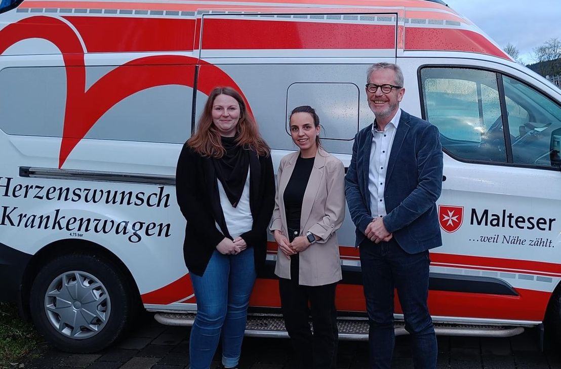 Julia Heinz (l.) und Barbara Schu vom Orgateam Adventsfensterleuchten Arenrath mit Thomas Biewen am Herzenswunsch-Krankenwagen.