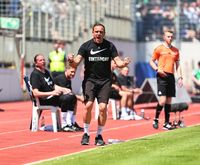 Jubel bei Thomas Klasen, Trainer von Eintracht Trier