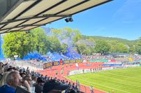 Voller Auswärtsblock: Blick von der Haupttribüne auf die Choreo der TuS Koblenz Fans.