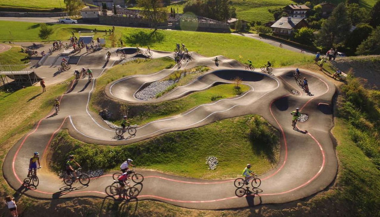 Ein Eldorado für Mountainbiker jeden Alters und jeder Leistungsklasse ist der »Pumptrack«. Mittels Körperbeherrschung und Geschwindigkeitskontrolle geht es durch einen geschlossenen Rundkurs - bald auch am Kalterherberger Sportplatz.