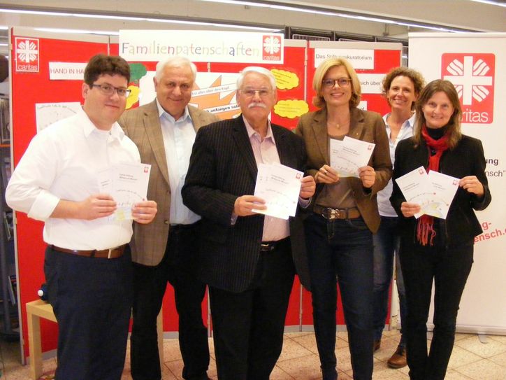 Brachten die Familienpatenschaften den Bürgern in Simmern näher (v.l.): Damian Hötger (Kuratoriumsmitglied), Paul Kaiser (Caritas-Vorstandsvorsitzender), Walter Desch (stellvertretender Kuratoriumsvorsitzender), Julia Klöckner (Kuratoriumsvorsitzende), Lucia Stahl (Ehrenamtskoordination Familienpatenschaften), Victoria Müller-Ensel (Caritasdirektorin).