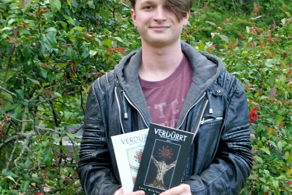 Lars Niklas Ludes (18) präsentiert sein Erstlingswerk »Verdürrt« - Tagebuch eines Jugendlichen 2020«. Titelbild und Covergestaltung stammen ebenfalls aus der Feder des kreativen Jugendlichen.        Foto: Finkenberg