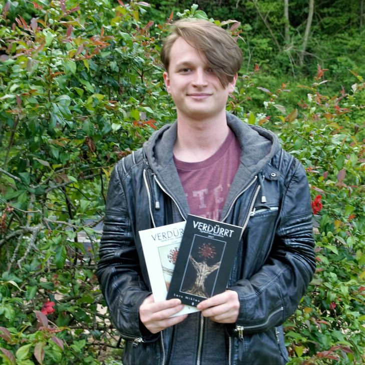 Lars Niklas Ludes (18) präsentiert sein Erstlingswerk »Verdürrt« - Tagebuch eines Jugendlichen 2020«. Titelbild und Covergestaltung stammen ebenfalls aus der Feder des kreativen Jugendlichen.        Foto: Finkenberg