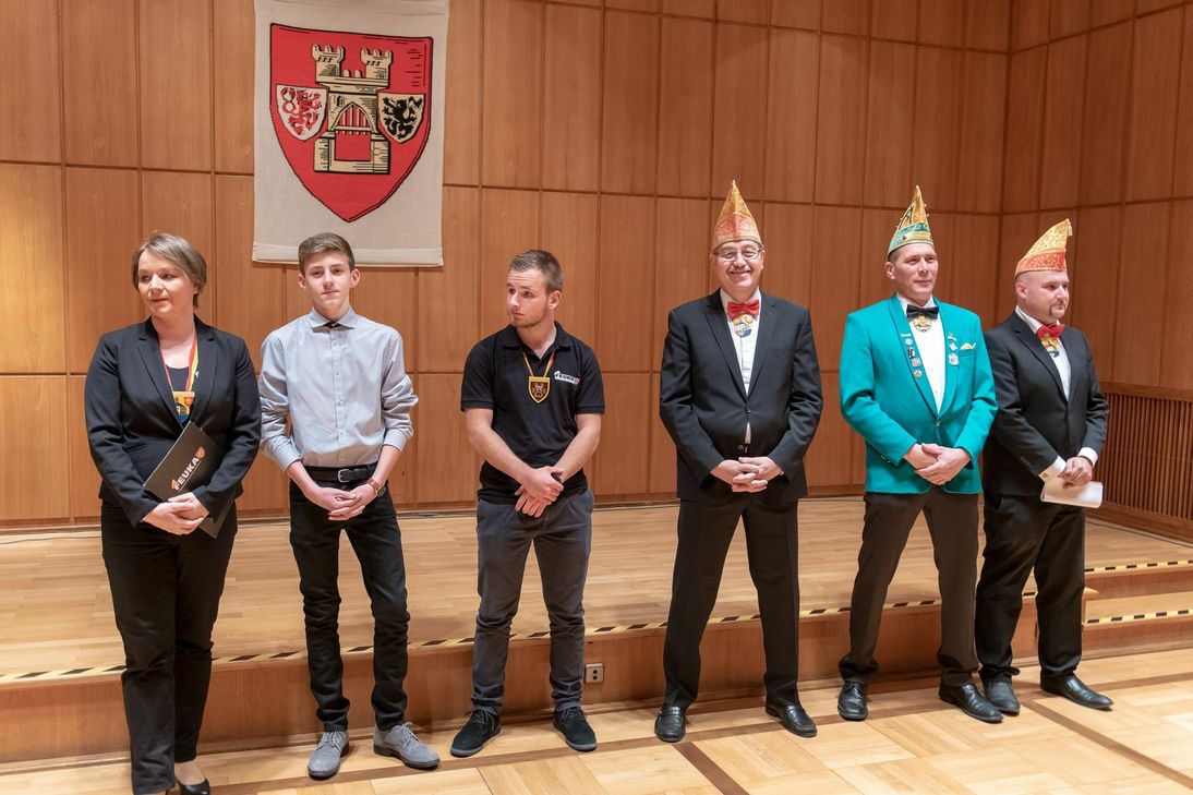 Küfer Benedikt I. (2.v.l.) und Prinz Winfried II. (2.v.r.) stellten sich dem Euskirchener Stadtrat vor. Foto: Wintgen