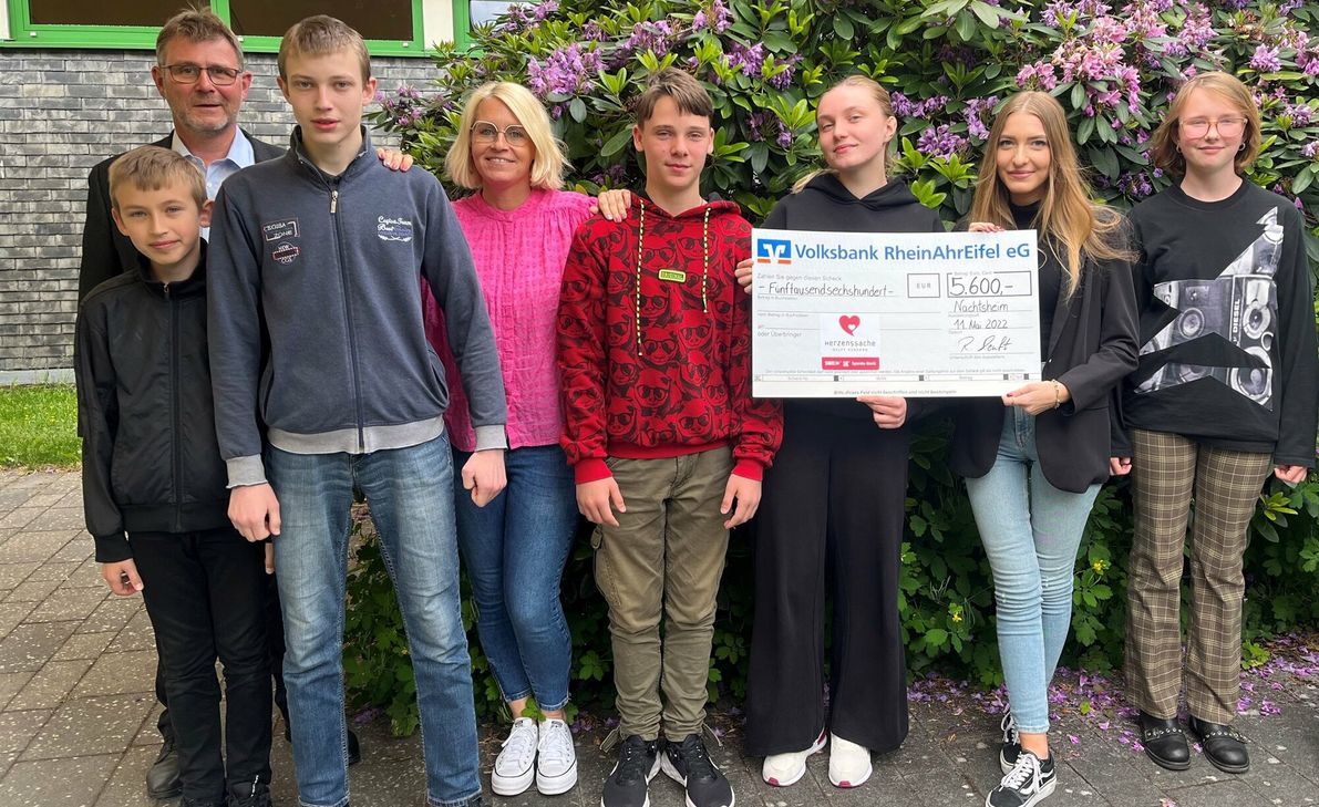 V. l.: Die ukrainischen Schüler/innen, Ralf Heuft (Schulleiter), Melanie Dargel-Feils (Schulsekretärin), Marta Portakh und Jule Neitzert. Foto: RS plus