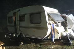 Der Wohnwagen bei Landscheid ist stark beschädigt. Foto: WSTV