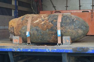 Im Bereich des Euskirchener Bahnhofs ist heute morgen eine amerikanische Fliegerbombe gefunden worden, die noch entschärft werden muss. Das Foto zeigt eine ähnliche Bombe, die im Juni 2019 in Euskirchen entschärft wurde. Symbolfoto: Scholl