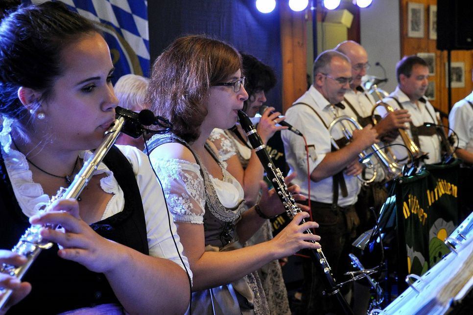 Die »Ahrhüttener Musikanten« sorgen im Saal Gier in Kall für Oktoberfest-Stimmung.