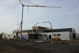 Der Rohbau des Sport- und Kulturzentrums steht. Das muss gefeiert werden, mit dem Maifest, das die Dorfgemeinschaftshaus GmbH auf dem neuen Festplatz ausrichtet. Fotos: T. Förster / Dorf GH GmbH