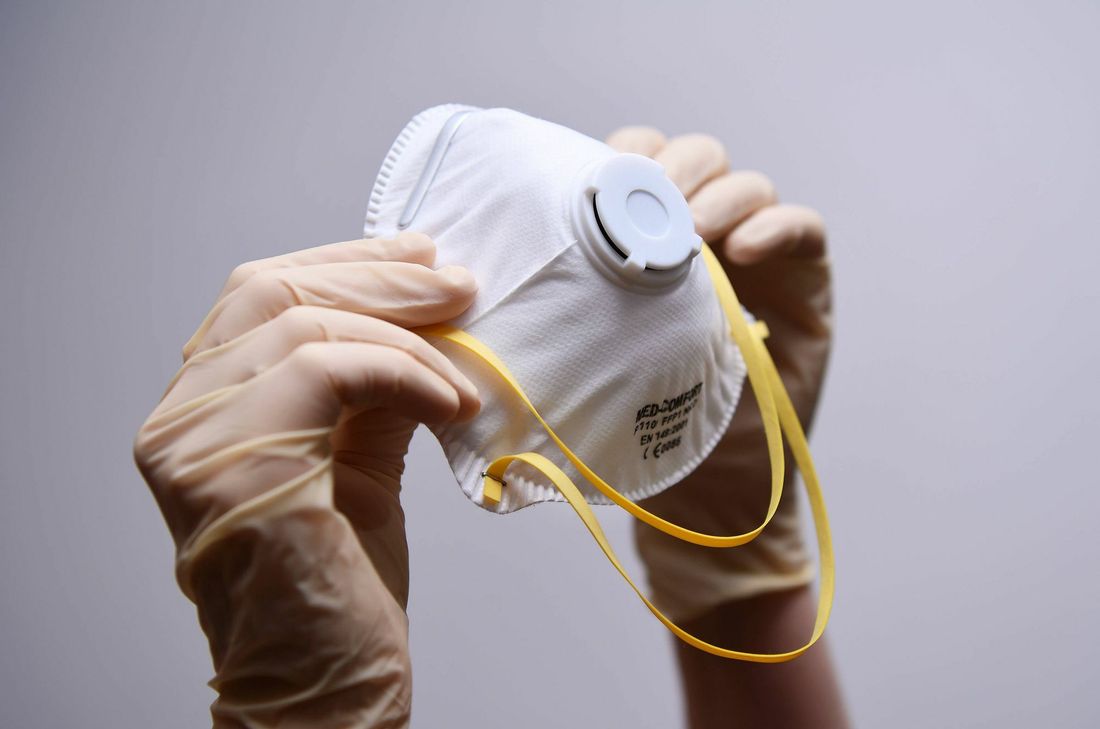 Der Kreisausschuss hat dem Gesundheitsamt 50.000 Euro bewilligt, um Schutzausrüstung, wie Schutzmasken und Desinfektionsmittel, anzuschaffen. Foto: imago images/ULMER Pressebildagentur