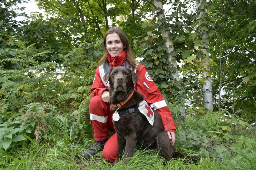 Die Labradorhündin Lena präsentiert nicht nur stolz ihre Plakette mit der Aufschrift »Rettungshund im Ruhestand«, sondern auch ihre Hundeführerin Julia Tiede. mn-Foto