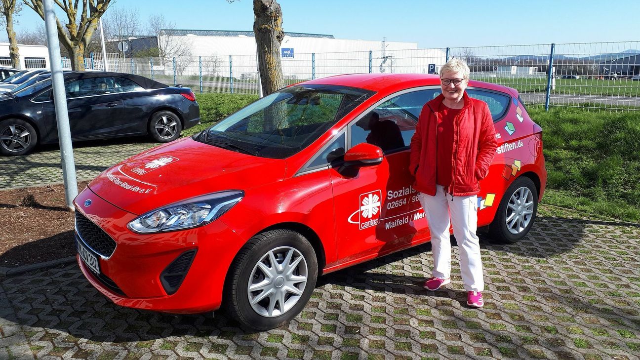 Hilde Schmitt kommt gerade zurück von ihrer Tour. Sie ist eine der Mitarbeiterinnen, die im Bereich Maifeld / Mendig die häusliche Pflege garantieren.