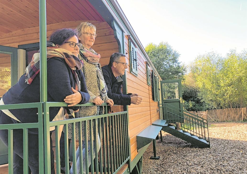 Sabrina Kiel (v.li.), Barbara Widdau und Bürgermeister Norbert Crump stellten den neuen Wichtelwagen im Nettersheimer Wald vor.