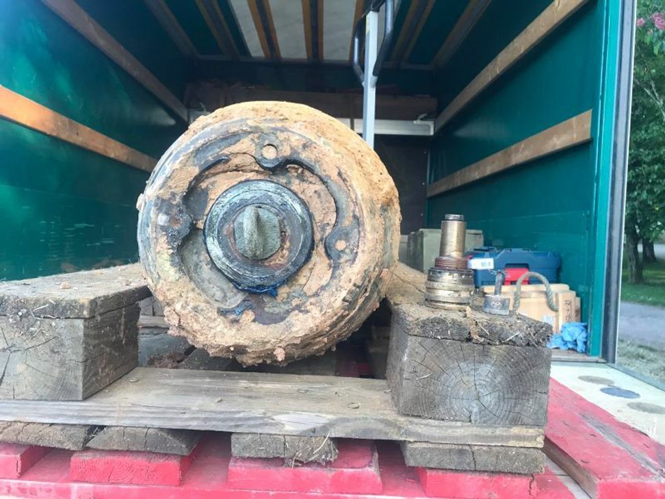 Die nun ungefährliche Bombe wird nach der Entschärfung verladen. Foto: Presseamt Trier