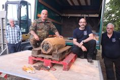 Marco Ofenstein (2.v.r.) und sein Team vom Kampfmittelräumdienst Rheinland-Pfalz mit der Bombe, die sie in nur 26 Minuten entschärfen konnten. Foto: Presseamt Trier