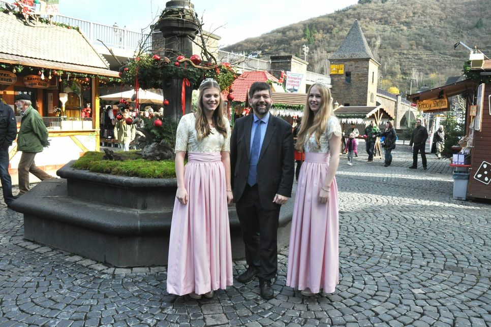 Stadbürgermeister Wolfgang Lambertz eröffnete den "Sternenzauber" mit der Cochemer Weinkönigin Charlotte und ihrer Prinzessin Isabel.