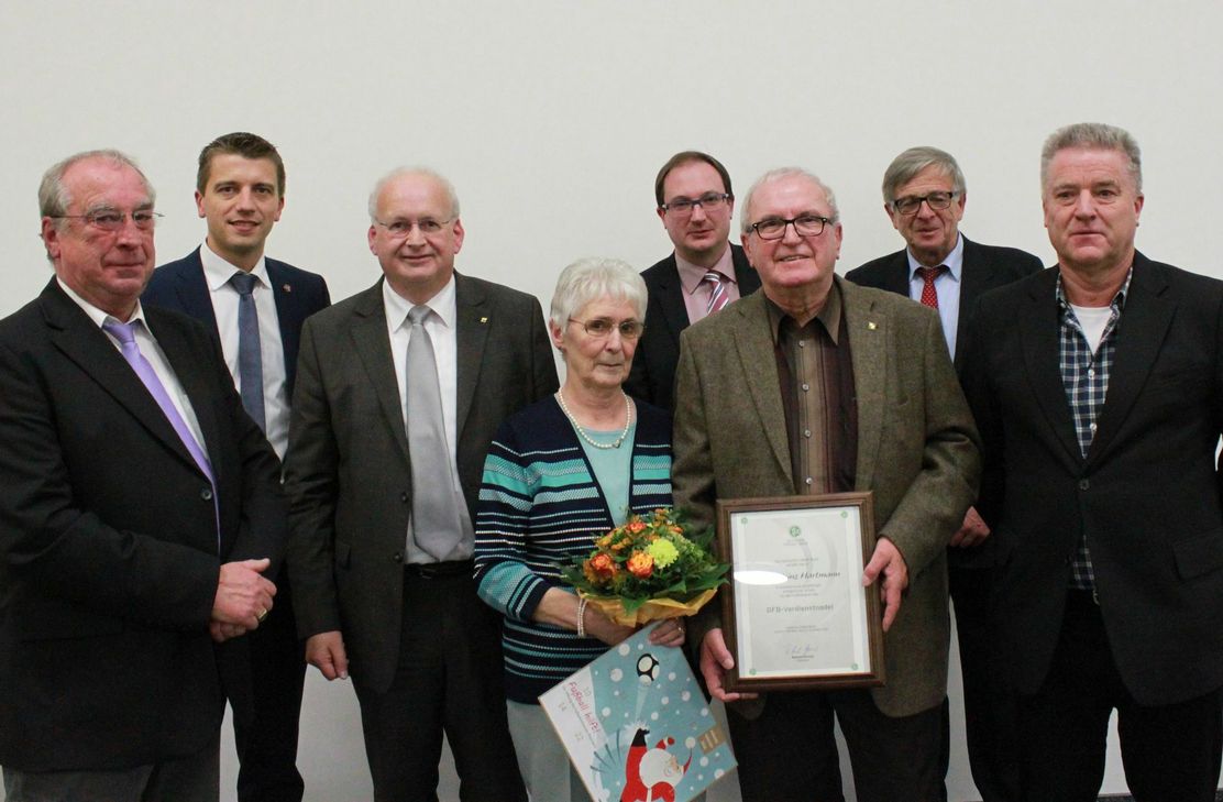 Im Bild von links: Walter Kirsten (Kreisvorsitzender), Jens Gietzen (VVR-Bank), Karl-Heinz Simon (Bürgermeister Zell), Frau Hartmann, Jörg Ehlen (Landesehrenamtsbeauftragter), Karl-Heinz Hartmann (SV Zell), Manfred Junk (Kreis-Ehrenamtsbeauftragter) und Alois Stroh (Vizepräsident des Fußballverbandes). Foto: Jungbluth