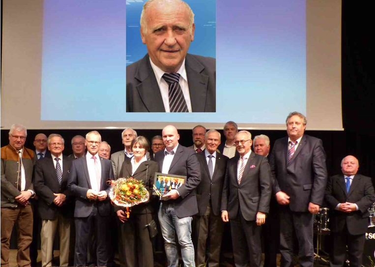 Silvia Hilsenbeck (neben ihr Sohn Johannes) nahm den Bürgermeister-Ehrenpreis von Karl-Heinz Hermanns posthum für ihren verstorbenen Ehemann Hans-Josef Hilsenbeck entgegen. Mit ihrer Rede beeindruckte sie nicht nur das Publikum, sondern auch die vielen Weggefährten ihres Mannes, die zur Auszeichnung in die Eicherscheider Tenne gekommen waren. Foto: T. Förster