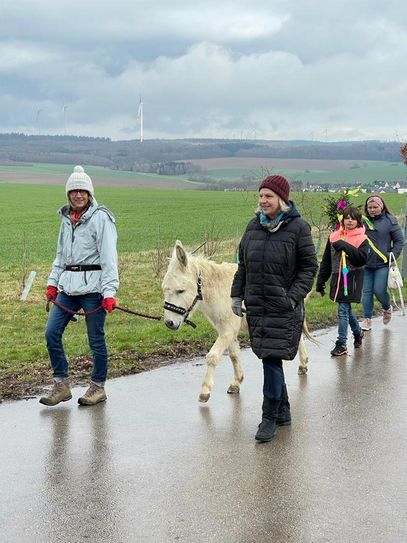 ...bei der Palmprozession selbst durfte Esel Barni nicht fehlen.