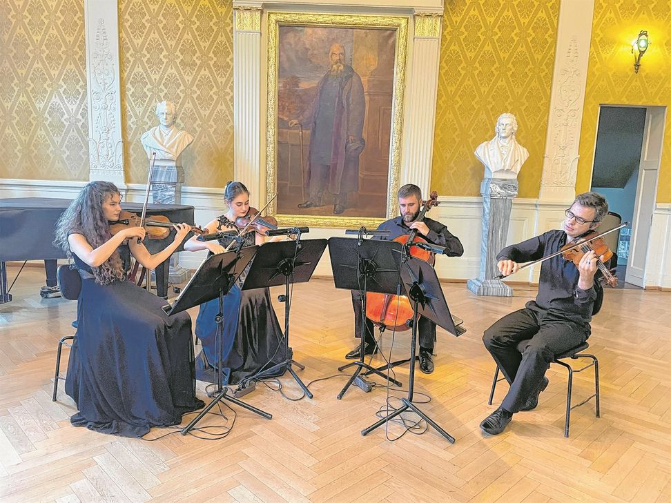 Stas Sagdeyev und Alexander Mykhailov sind zwei musikalische Botschafter des Opernhauses Odessa. Zusammen mit den zwei ukrainischen Geigerinnen Valeriya Kurylchuk und Khanna-Mariia Mykhailova bilden sie das "New Odessa String Quartet".
