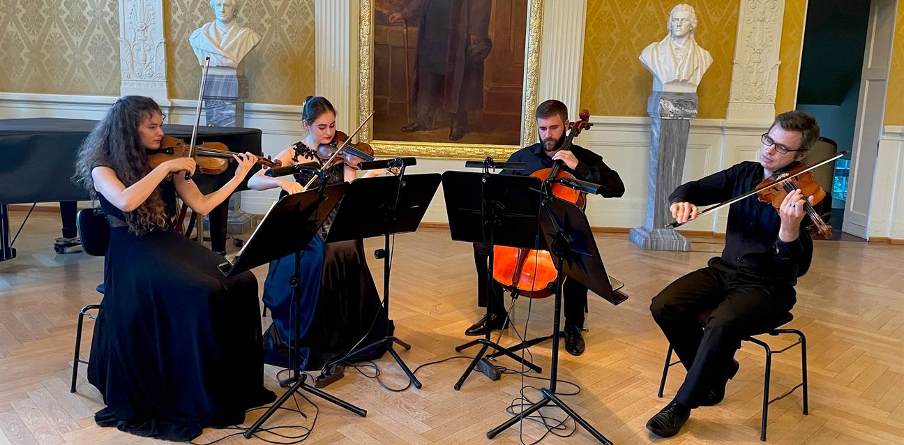 Stas Sagdeyev und Alexander Mykhailov sind zwei musikalische Botschafter des Opernhauses Odessa. Zusammen mit den zwei ukrainischen Geigerinnen Valeriya Kurylchuk und Khanna-Mariia Mykhailova bilden sie das "New Odessa String Quartet".