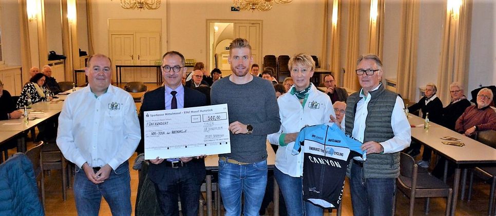 Spendenübergabe im Kloster Karthaus: Radrennfahrer Peter Schermann (Mitte) überreicht einen Scheck in Höhe von 500 Euro an Vor-Tour der Hoffnung im Beisein von Joachim Weber (2.v.l.) und Jürgen Grünwald (rechts). Foto: VG Konz