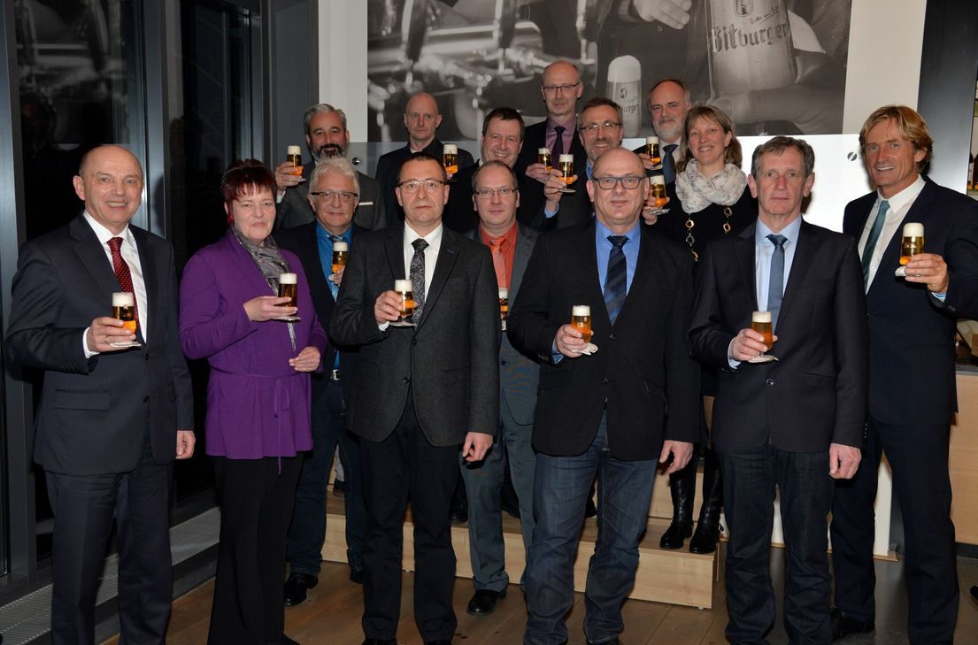 Die Jubilare und Gratulanten: Alfred Müller (Geschäftsführer), Cornelia Burger, Helmut Johanns (Betriebsrat), Marco Boor, Lothar Knauf, Armin Habscheid, Johannes Kläs, Dr. Werner Wolf (Geschäftsführer), Rudolf Begon, Matthias Neyses, Rudolf Kees, Friedhelm Neukirch, Anne Groß, Ferdinand Aubart, Jan Niewodniczanski (Geschäftsführer)