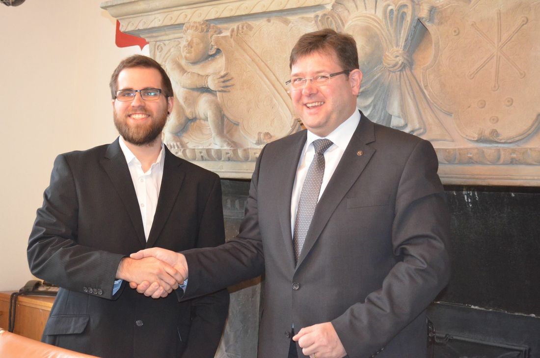 Verein und Eishockeyclub reichen sich die Hand: Torhüter Danny Engels und Bitburgs Bürgermeister Joachim Kandels demonstrieren Eintracht.