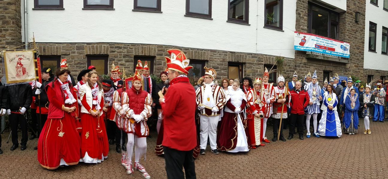 Zahlreiche Tollitäten aus dem Gemeindegebiet waren vor das Kaller Rathaus gekommen.